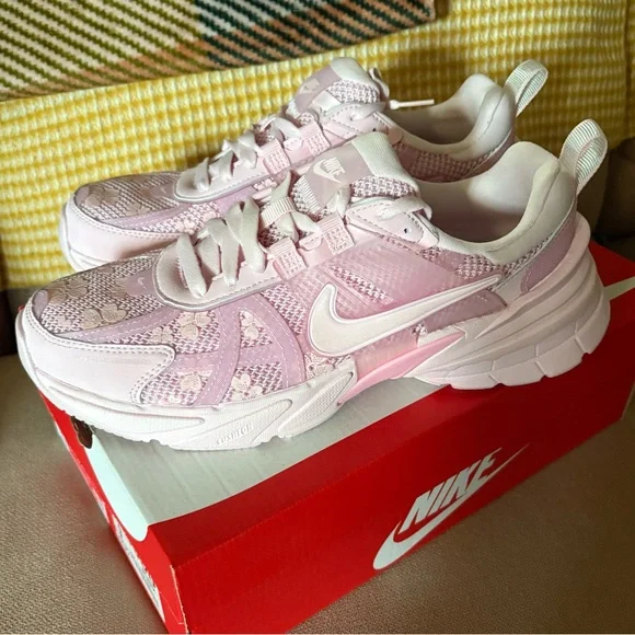 NIKE V2K RUN Pink Foam Arctic Pink with Flowers size 9 - Picture 1 of 4